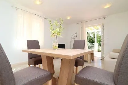 Seafront Silence Apartment